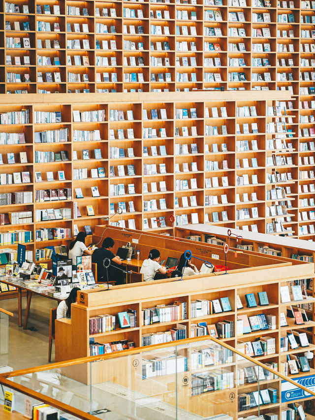 低頭看書抬頭看湖｜滴水湖這家書店美到窒息！