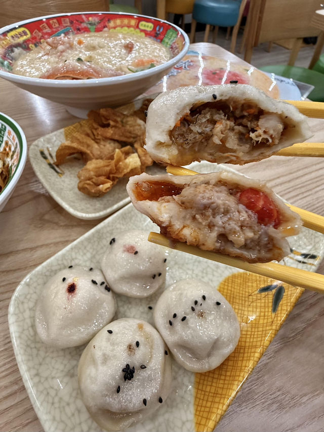 🇲🇴澳門大三巴必衝！一口爆汁生煎包+鮮甜水蟹粥太絕了！