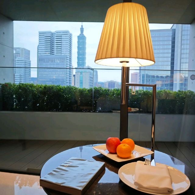 📚🛋️誠品行旅｜住進台北的藏書黃金屋，在書香與101夜景中漫享時光🌆
