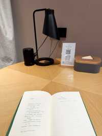 亞朵客房「心機書單」隱藏著詩意密碼