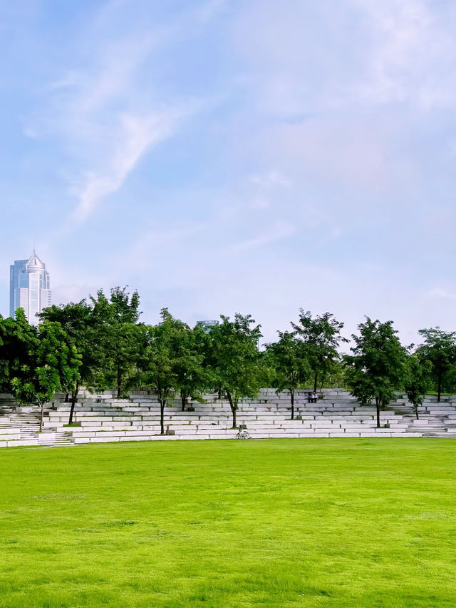*【バンコクのオアシス：ベンジャキティ森林公園で自然と癒しを】*