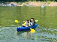 在太陽下的太陽湖水上遊樂中心