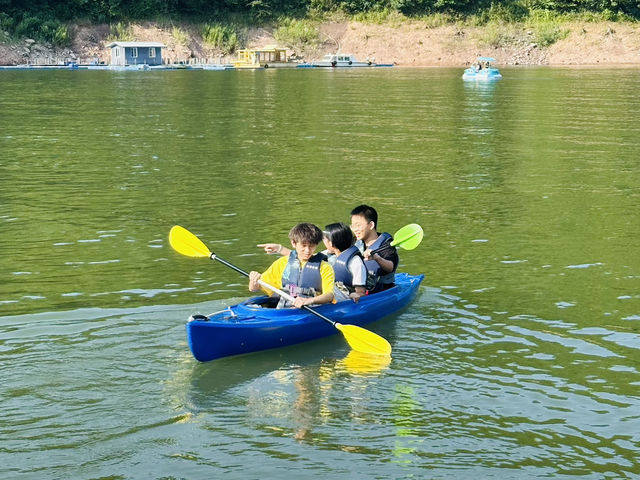 在太陽下的太陽湖水上遊樂中心 在太陽下的太陽湖水上遊樂中心