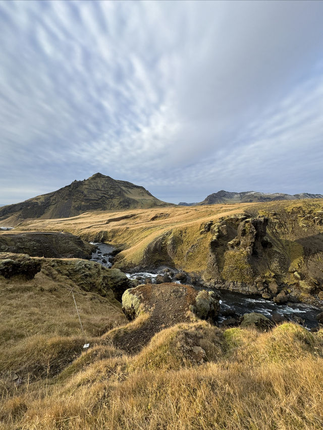 冰島有多層梯級瀑布的斯科加瀑布
