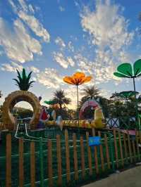 斑斕雲彩下遊樂設施玩足一日