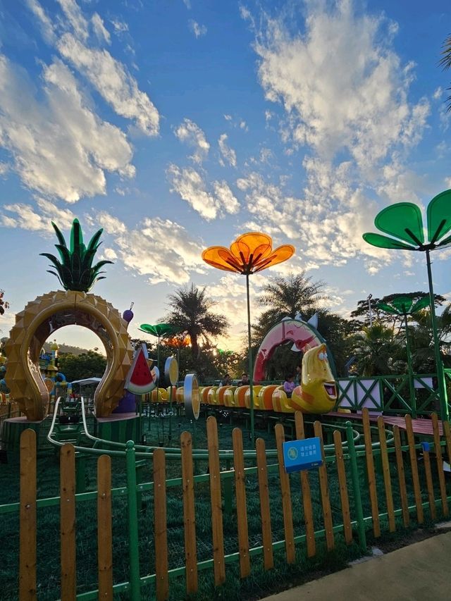 斑斕雲彩下遊樂設施玩足一日