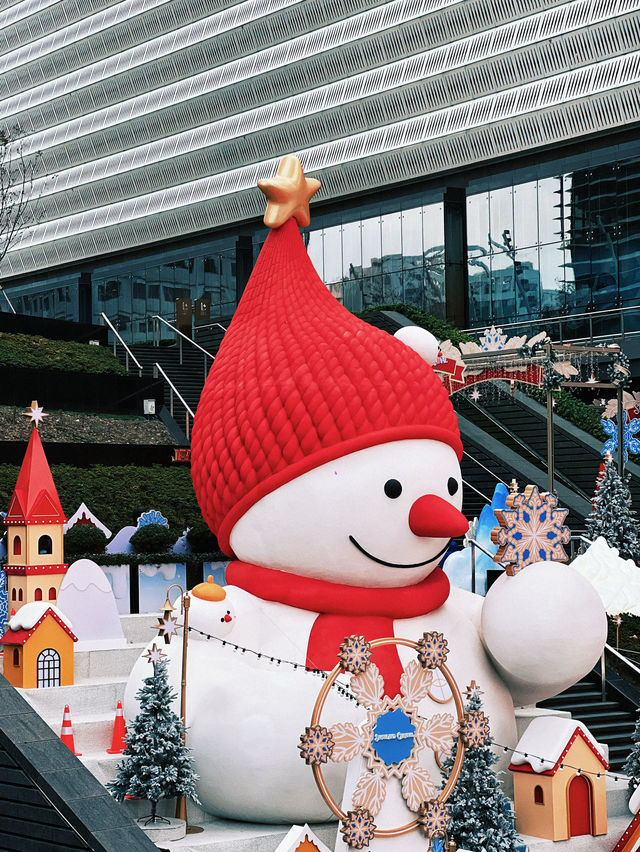 陸家嘴冰雪王國真冰場，人均30元即可滑冰