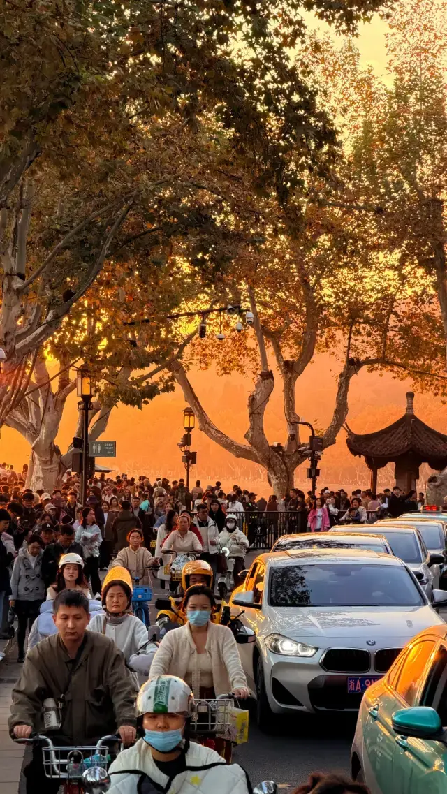 The best spot to watch the sunset at West Lake, latest footage from 11.30! So beautiful!!!!