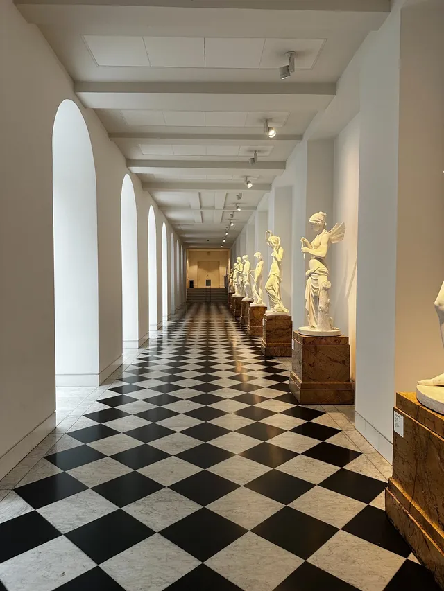 在嘉士伯美術館，我差點錯過了牆上的畫