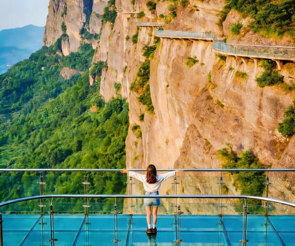 The ultimate winter romance in northern Sichuan: a 48-hour mountain retreat amidst majestic passes and warm hot springs.