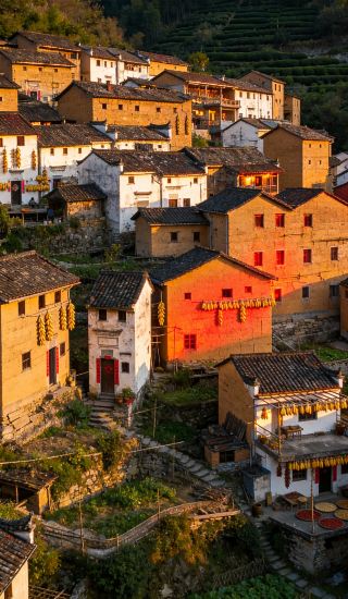 ซ่อนตัวอยู่ในเมืองซงหยางคือ "พระราชวังโปตาลาทองคำ" ผนังดินของพระราชวังแห่งนี้สลักร่องรอยแห่งกาลเวลาไว้อย่างชัดเจน