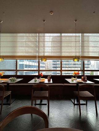 Found a Nanyang fusion restaurant with an incredible vibe hidden in a high-rise in the city center: Agarwood.
The space instantly captivates you the moment you walk in ✨
Warm wooden tones, vintage patterned tiles, glass chandeliers.
A curved wine cabinet filled with wine bottles and vintage items.
Large floor-to-ceiling windows frame the city streetscape.
Soft lighting creates a retro, exotic feel that is both high-end and relaxed.
Art in the corners and fresh flowers everywhere—it's full of details, making it perfect for dates or small gatherings with friends.
The menu is Nanyang fusion Western cuisine with a rich selection, and every dish is memorable 👇
🦞 Seafood pasta
Topped with plenty of shrimp, mussels, squid, and clams. The seafood is fresh and bouncy, the sauce is flavorful, and it's super satisfying to eat.
Cooked to perfection, the meat is tender and juicy. Drizzled with black pepper sauce and served with roasted seasonal vegetables and mashed potatoes, it's a balanced meal.
🦑 Pan-seared squid
Cleanly prepared with a bouncy texture, drizzled with squid ink sauce—fresh and not greasy.
A table of delicious food, paired with the atmospheric environment.
Overlooking the city buildings while enjoying the food makes dining a truly healing experience.
Come in the evening for even better lighting—perfect for taking photos 📸