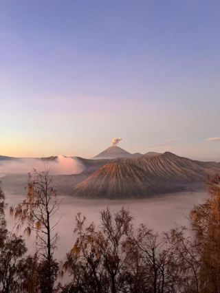 Bromo, Indonesia: Menikmati Matahari Terbit di Atas Gunung Berapi yang Asing