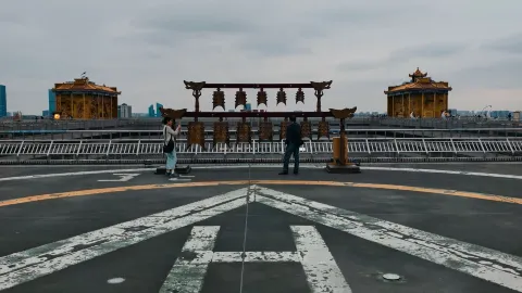 萬家裡直升機停機坪的360°城市全景 + 古代青銅雕塑 — traveler post in 長沙
