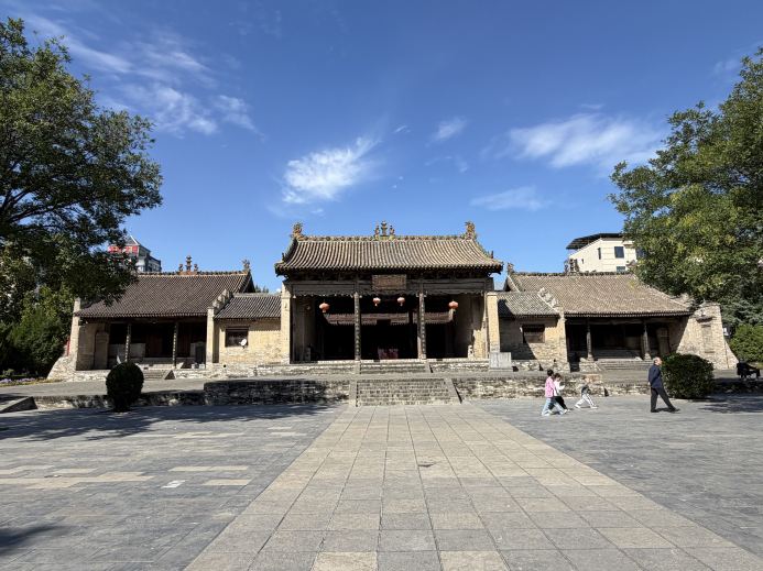 Strolling through ancient architecture at Taitou Temple