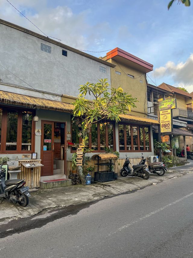 【バリ島】絶品ポークリブの人気店！ウブドのランチやディナーはここに決まり