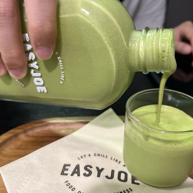 提供超濃郁宇治抹茶白朱古力奶的cafe