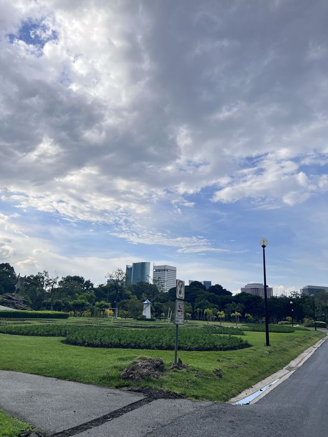 มุมถ่ายรูปฟีลเกาหลี ที่สวนจตุจักรในวันฝนตก 🌳 🚊