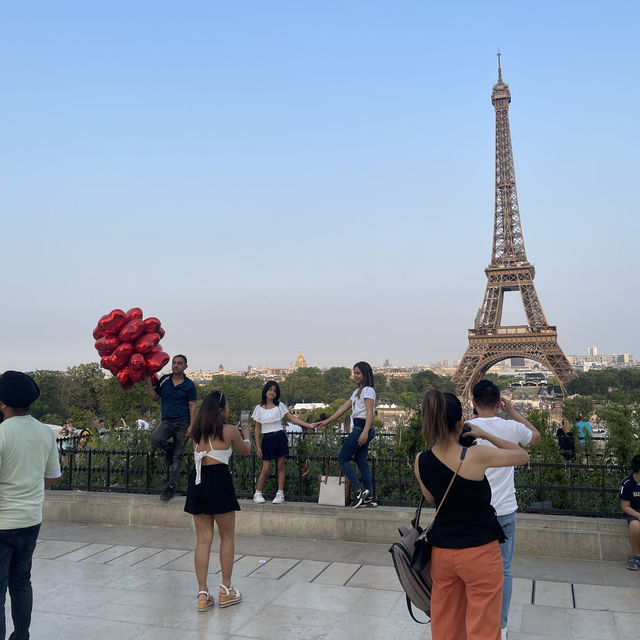 Random Red Balloons Photographer in  Paris 