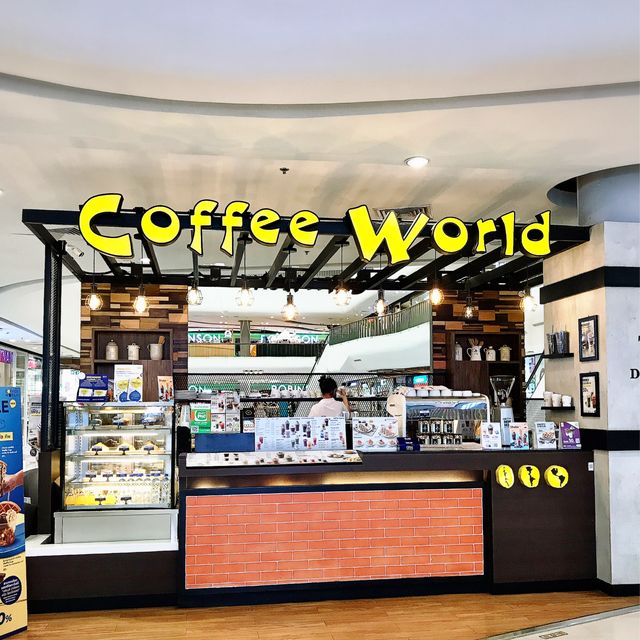 กาแฟหอมนุ่ม กับฟองนมเนื้อละเอียด ที่ Coffee World