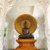 Wat Rong Khun (white temple)