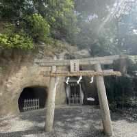 【淡路島】岩屋城跡の崖下洞窟に祀られた「岩樟神社」