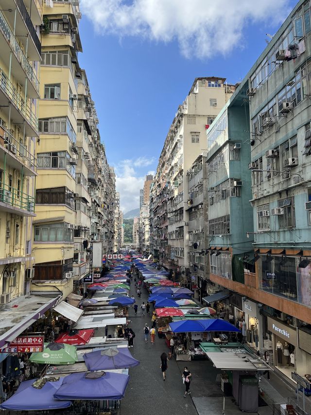 香港特色街道之一。旺角花園街