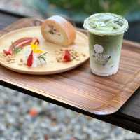 คาเฟ่ ที่มีต้นไม้ร่มรื่น สไตล์ญี่ปุ่น