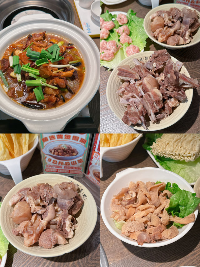 「毛記海南東山羊x靚靚」，主打新鮮不隔夜即切羊肉，重點係用炭爐火鍋，羊肉湯底更熬足6個鐘，夠晒暖笠笠🔥🔥