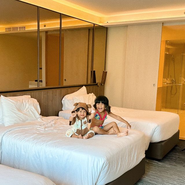 โรงแรมติดริมทะเล ANA ANAN Pattaya สระว่ายน้ำลอยฟ้า