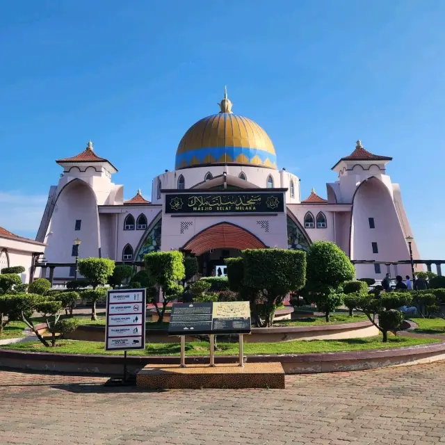 Melaka Straits Mosque เมืองมะละกา มาเลเซีย