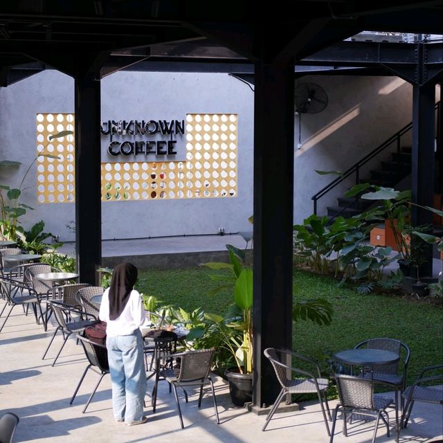 UNKNOWN COFFEE PALUR | HAVING COFFEE WHILE WAITING FOR THE TRAIN SCHEDULE TO ARRIVE