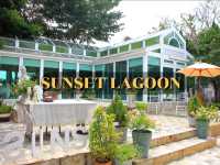 จิบกาแฟริมทะเลสาบที่ Sunset Lagoon 