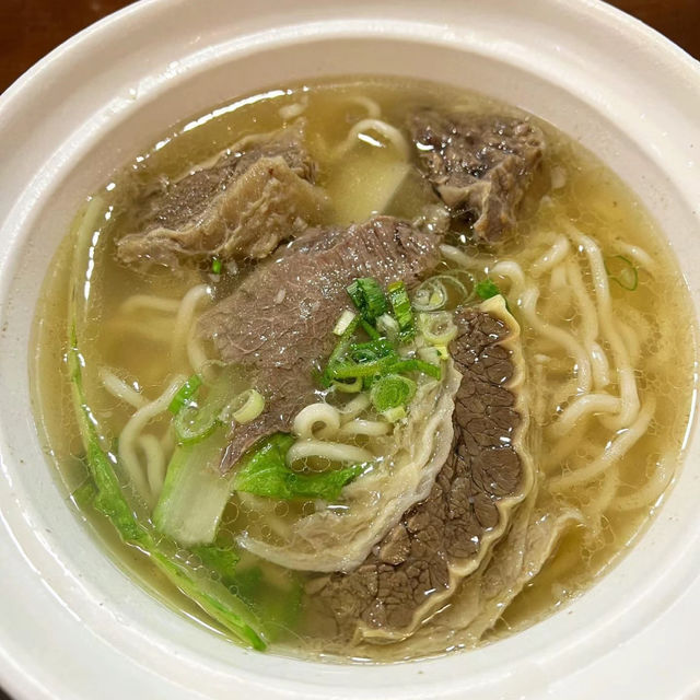 臺北老牌牛肉麵店陽明堂：傳統品質，口感豐富