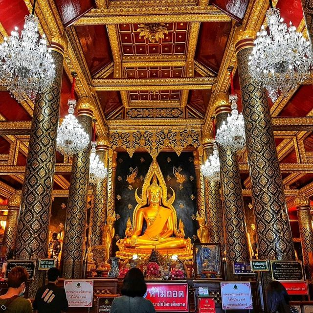 วัดพระศรีรัตนมหาธาตุ  สักการะพระพุทธชินราช