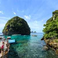 Discover the Hidden Gem of Maya Bay 🌅