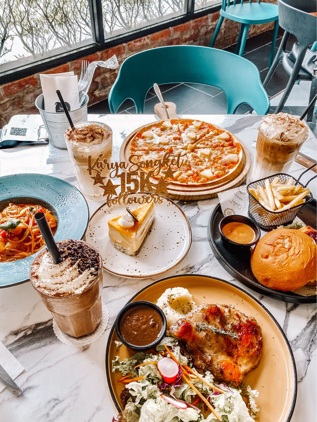 Cafe Hunting | English Cottage Style Cafe by Qidot