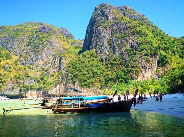 เกาะพีพี น้ำทะเลสวยมาก แลนด์มาร์คของไทย 