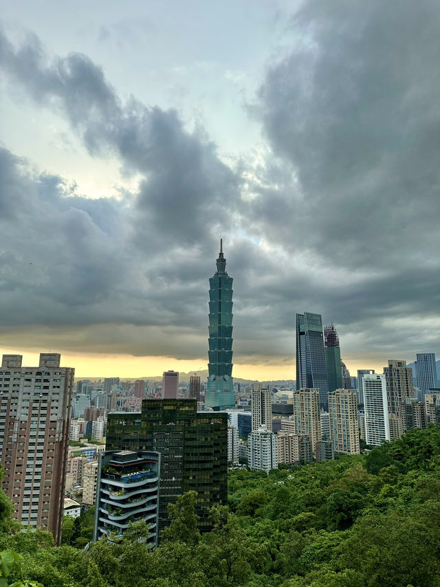 Nature Meets Skyline: Explore Si-Shou Shan & Xiang Shan’s Hidden Trails