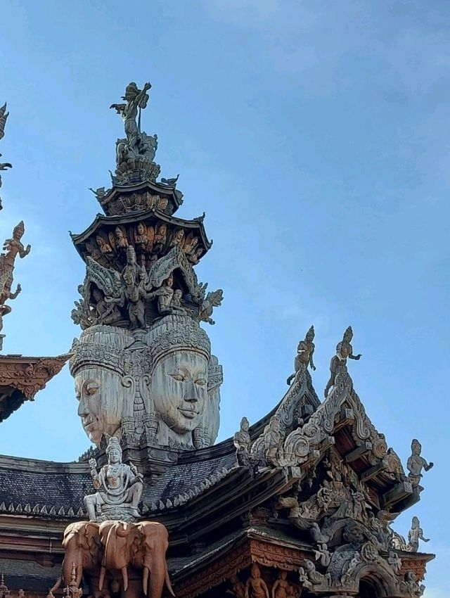 ชมปราสาทไม้ที่งดงามที่สุดในพัทยา
