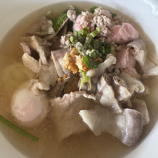 ก๋วยเตี๋ยวลุงพี by เจ๊อ้อม 🍜ร้านเก่าร้านแก่ครบุรี