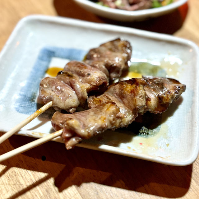 【大阪・梅田】焼鳥や炭焼きが旨いレトロな居酒屋「純酒場 オキタヤ 梅田店」