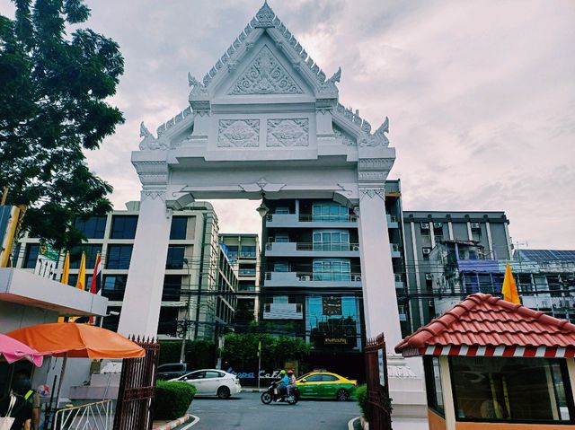 曼谷考山路附近小眾皇家寺廟景點Wat Tri Thotsathep Worawihan，適合散步拍照