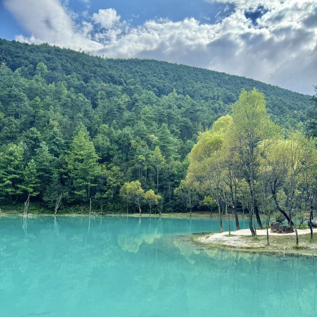 The Bluest lake I’ve ever seen. This is not Switzerland, this China.