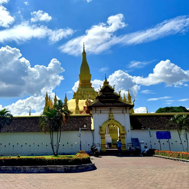พระธาตุหลวงที่สวย/สำคัญของ สปป.ลาวอายุกว่า 2000 ปี