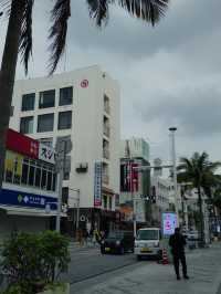 🌺 沖縄の魅力が詰まったストリート：国際通り 🛍️