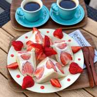 Flowery strawberry sandwich🍓