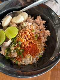 ‘มิถุนา’ ก๋วยเตี๋ยวต้มยำมะนาวสด ให้เครื่องเยอะ!