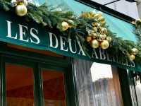 Tasty homemade desserts at Les Deux Abeilles🧁