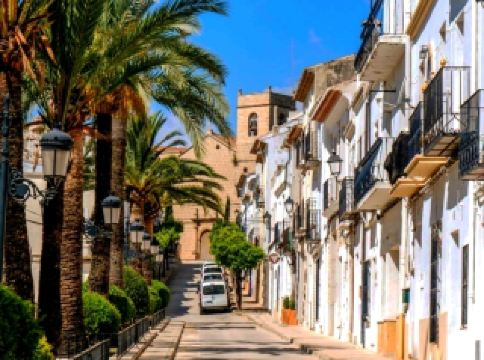 This small town in the province of Alicante offers beautiful coves between cliffs and beautiful mountainous countryside.